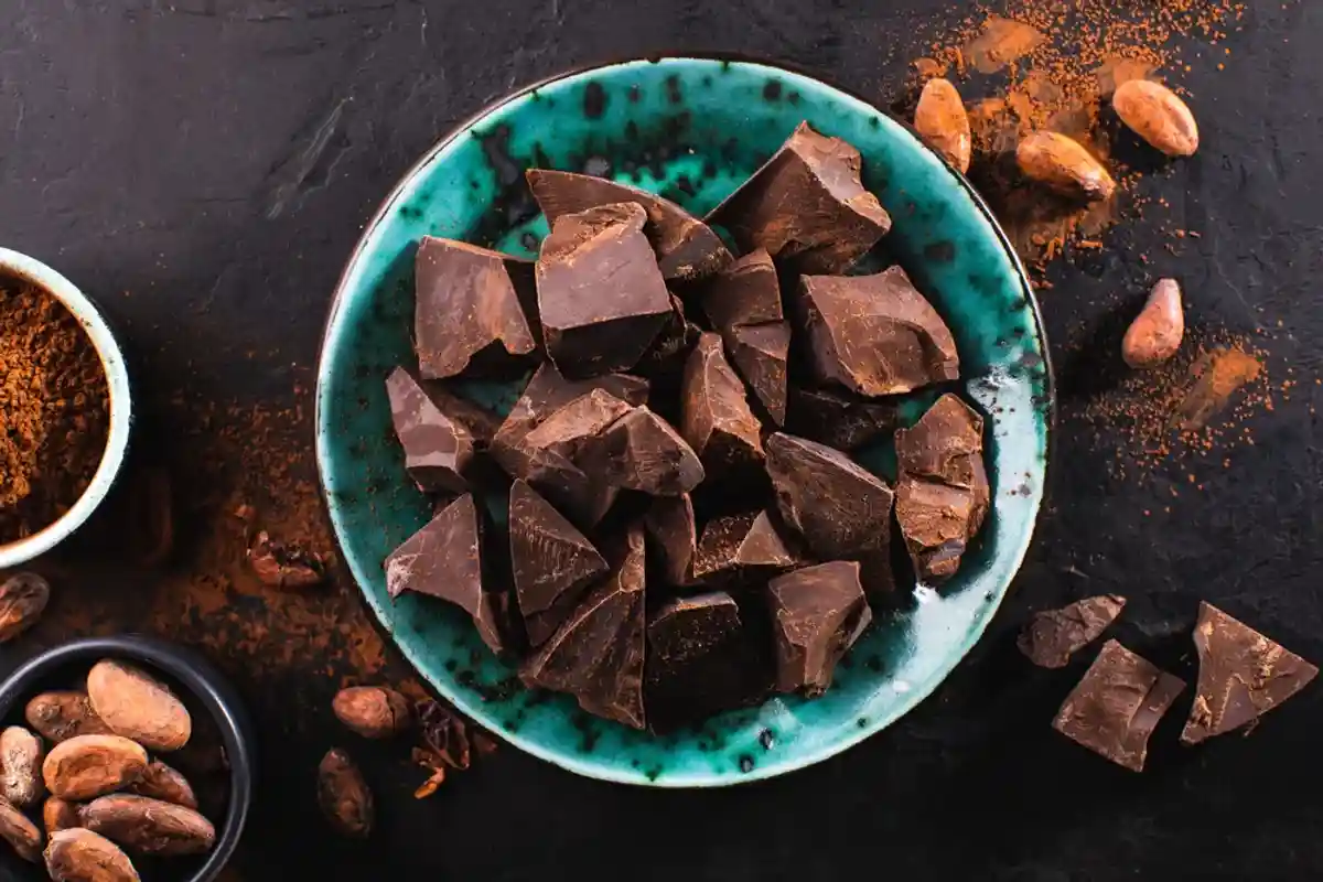Продукты, которые укорят сжигание жира: тёмный шоколад. Фото: Shutterstock
