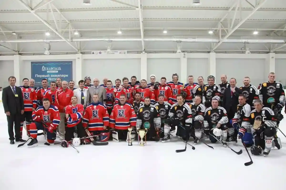 Хоккейные команды Белый лев и Russlanddeutsche Eiswölfe фото