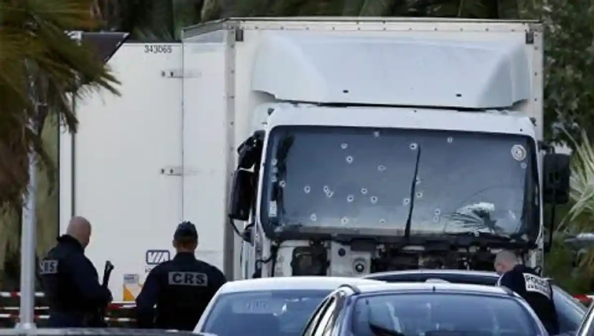 Теракт в Ницце: в грузовике была взрывчатка фото 1
