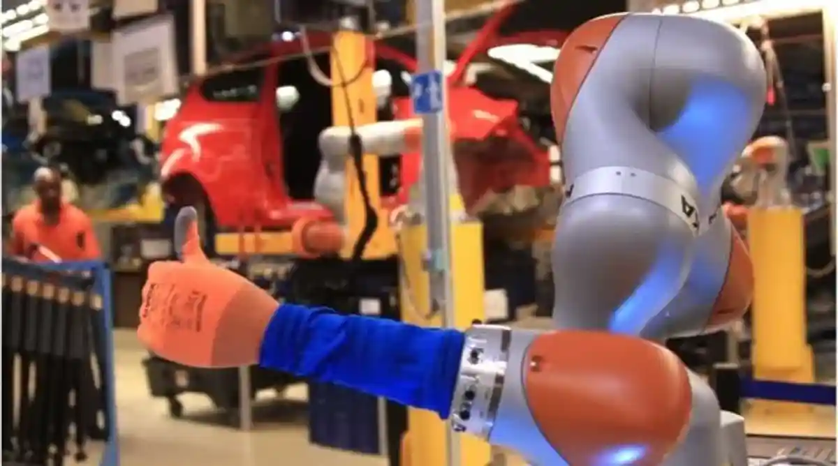 На кёльнском автозаводе роботы делают сотрудникам массаж
