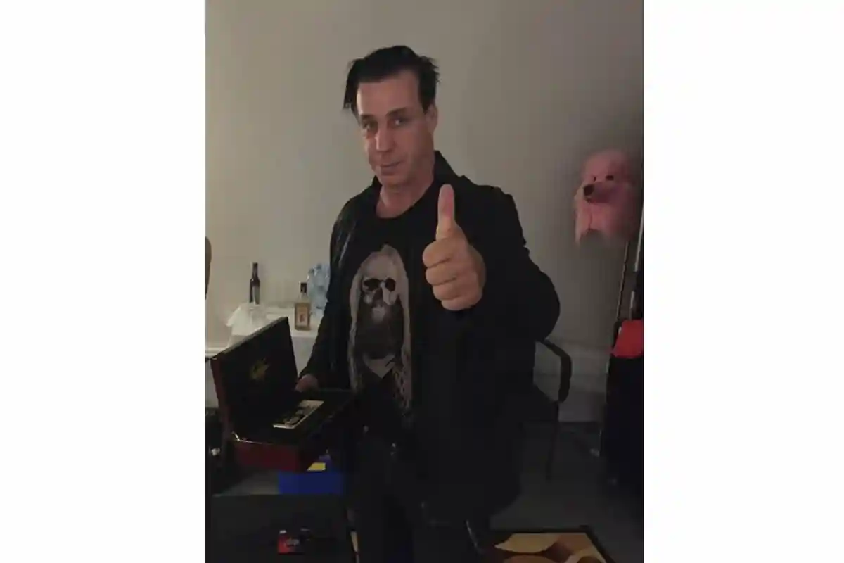 Лидер группы Rammstein носит футболку с Путиным? фото 1