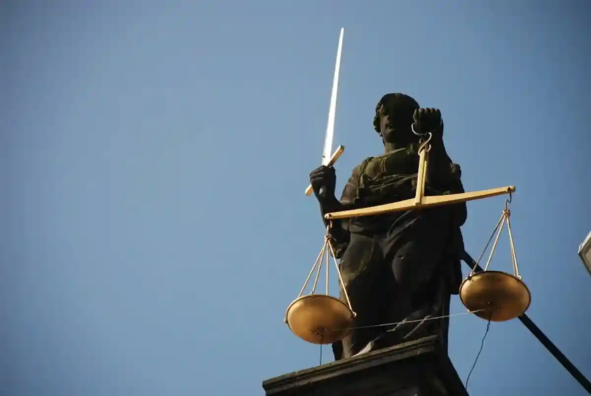 статуя богини правосудия Фемиды фото
