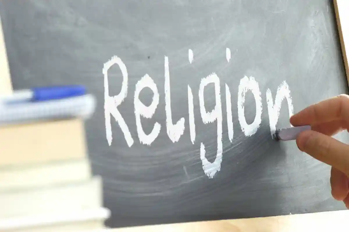 Inscription Religion on the school board