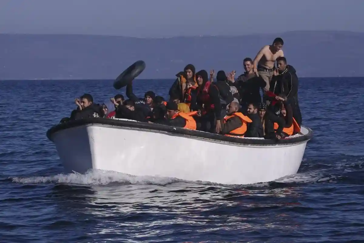 Богоматерь, беженец и наркоман: из лодки беженцев сделали рождественский вертеп фото 1