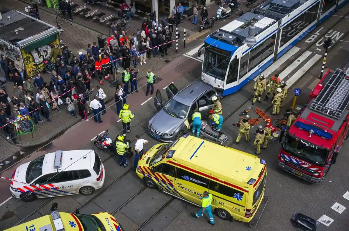 Снова теракт: в центре Берлина грузовик въехал в толпу на рождественском базаре фото 1