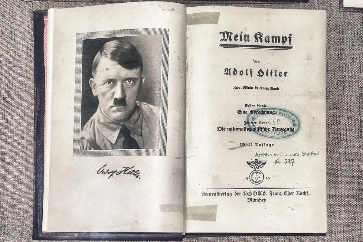 Копия «Майн кампф» Адольфа Гитлера на выставке в концентрационном лагере Штутхоф, недалеко от Штутово, Польша. Фото: PATSTOCK/AGE fotostock.