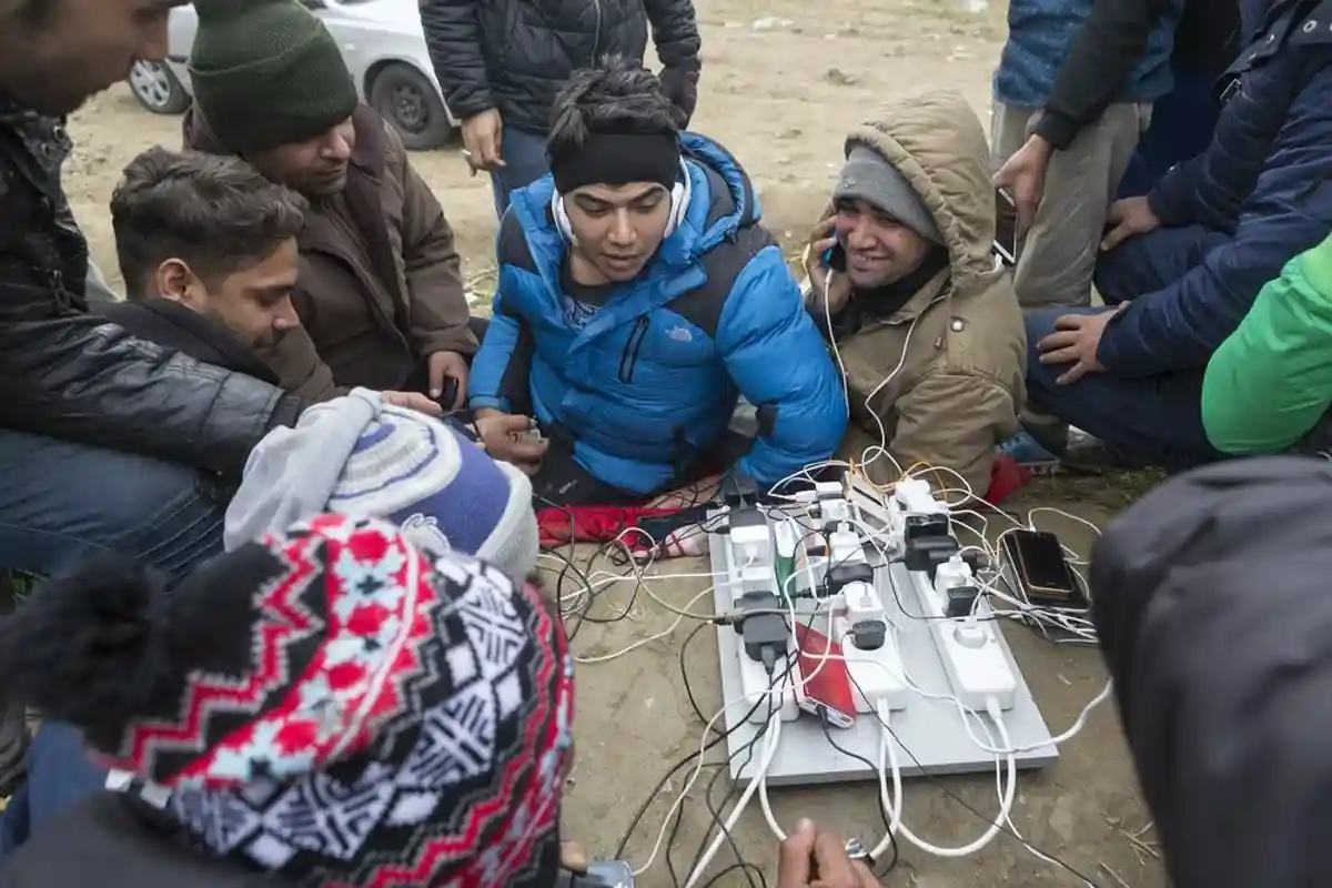 Немецкие спецслужбы проверят телефоны беженцев без их согласия фото 1