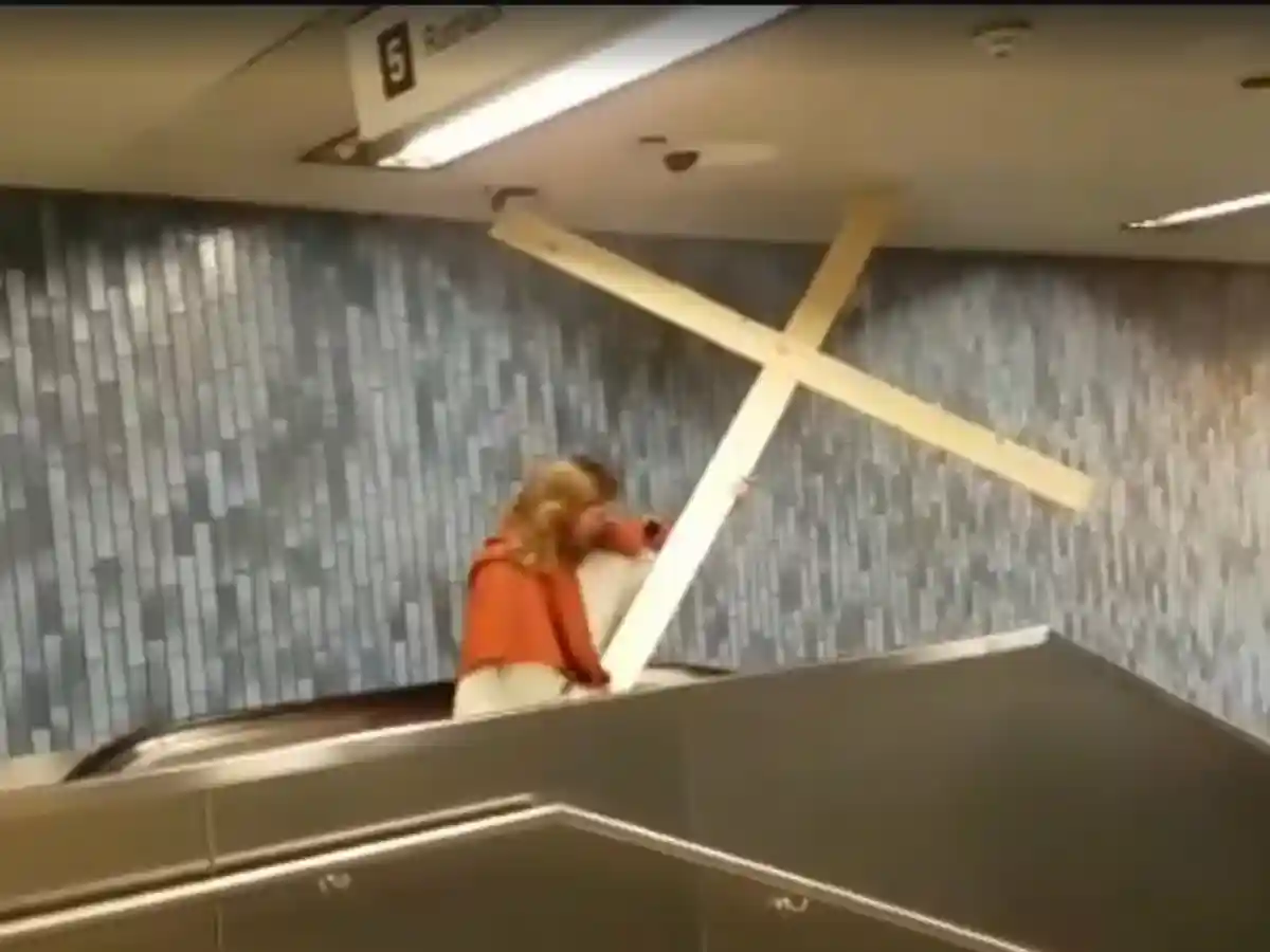 Иисус застрял в метро фото 1