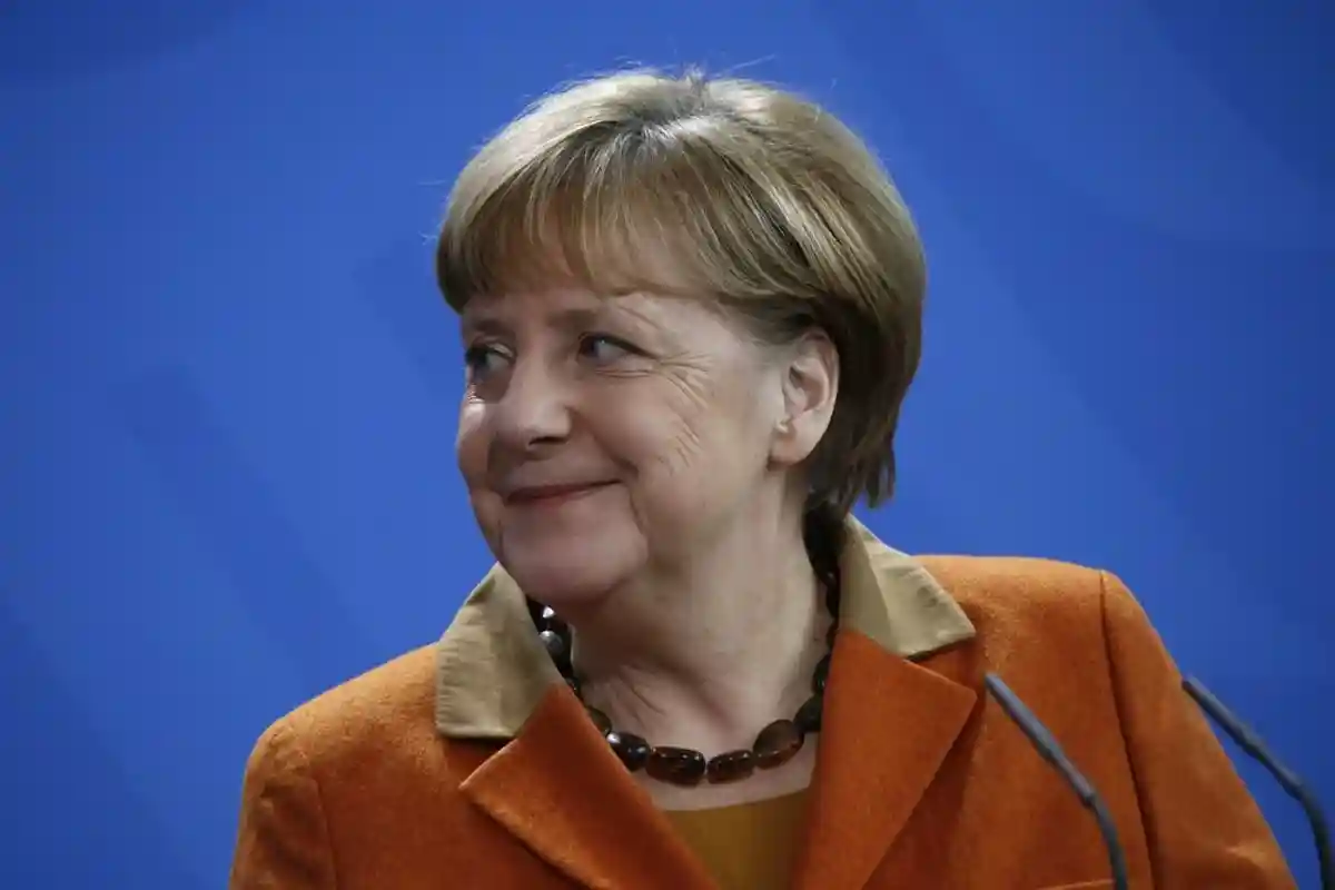 Кто «украшает» Меркель? фото 1