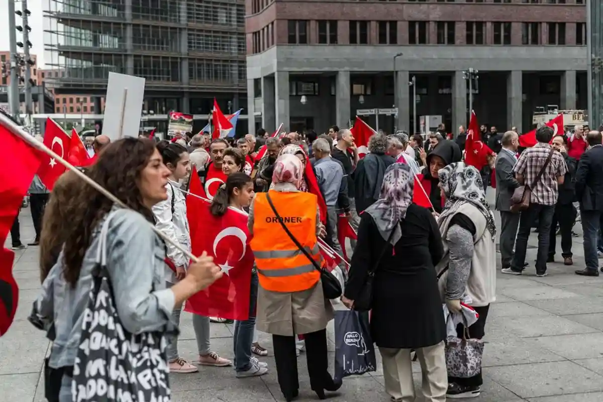 Референдум за шашлыком: как турецкая диаспора в Германии голосовала за новую Конституцию фото 1