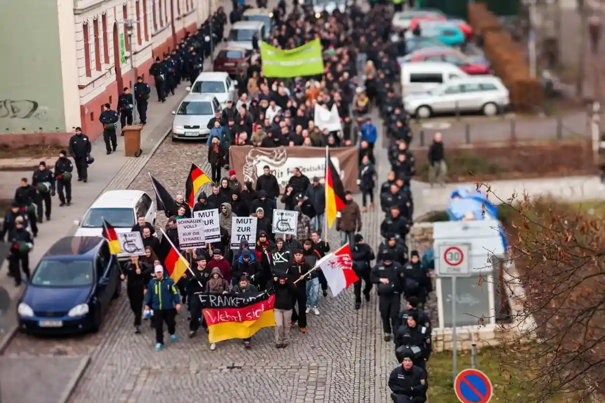 Полиция Германии разыскивает сотни неонацистов фото 1