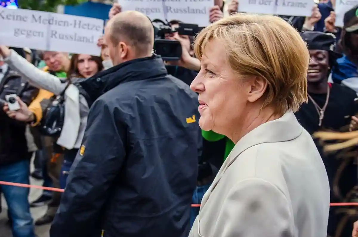 Обычная женщина Меркель: как канцлер ведет себя в частной жизни фото 1