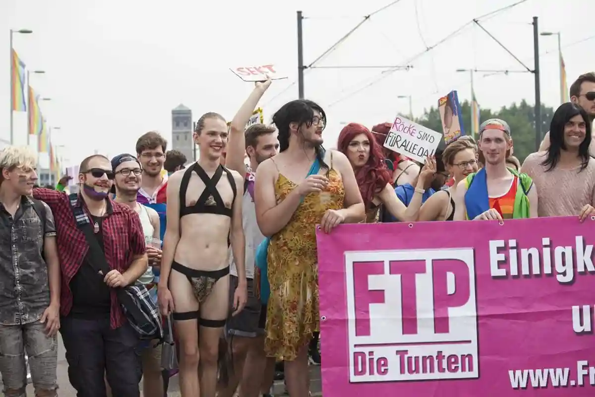 В Кёльне прошел самый большой ЛГБТ-парад Европы фото 1