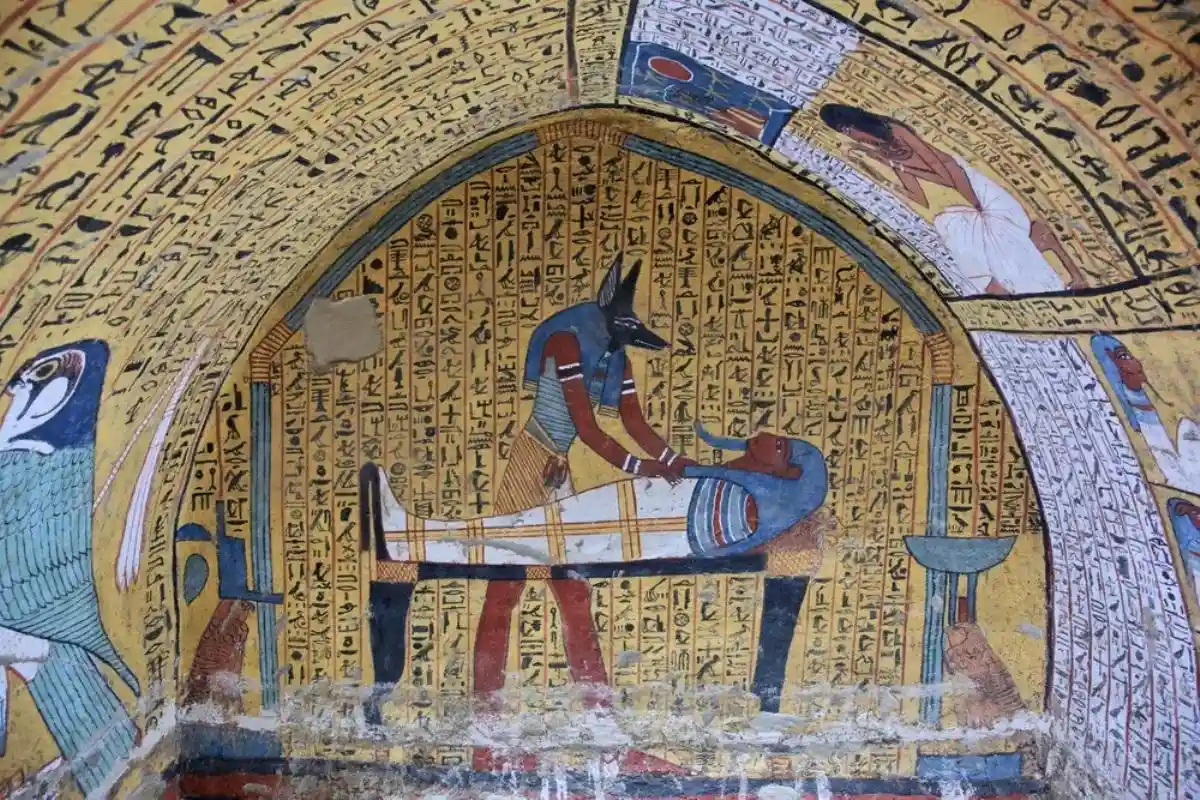 Взгляд на Древний Египет: рука мумии и статуэтка богов