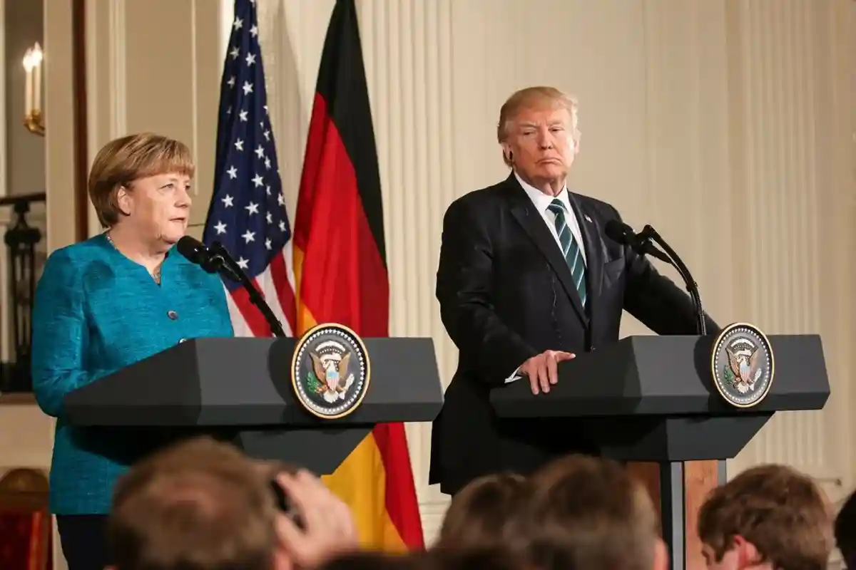 Трамп с опозданием поздравил Меркель фото 1