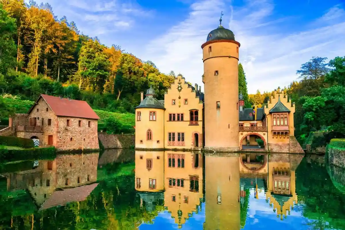 Замок на воде в Германии фото 1