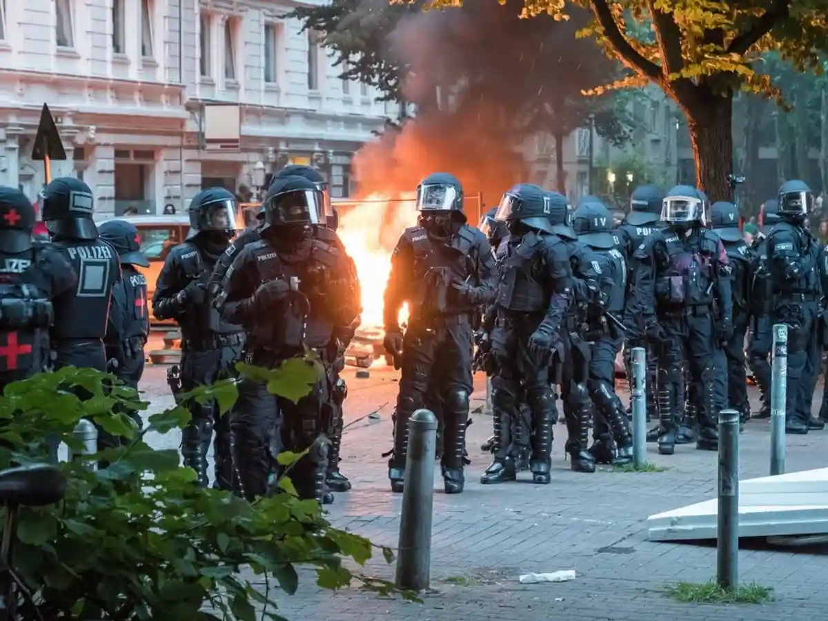 Празднование Хэллоуина в Кёльне закончилось беспорядками и арестами фото 1