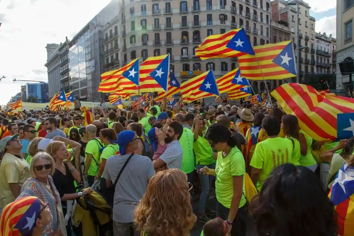 В Барселоне тысячи манифестантов поддержали сепаратистов фото 1