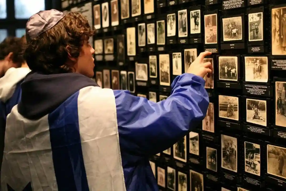 Десятки тысяч немцев отметили День памяти жертв Холокоста. Фото: unsplash.com