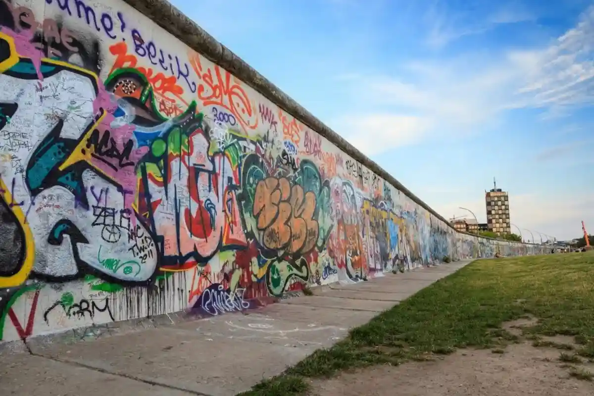 Немцы против застройки территорий возле Берлинской стены. Фото: shutterstock.com