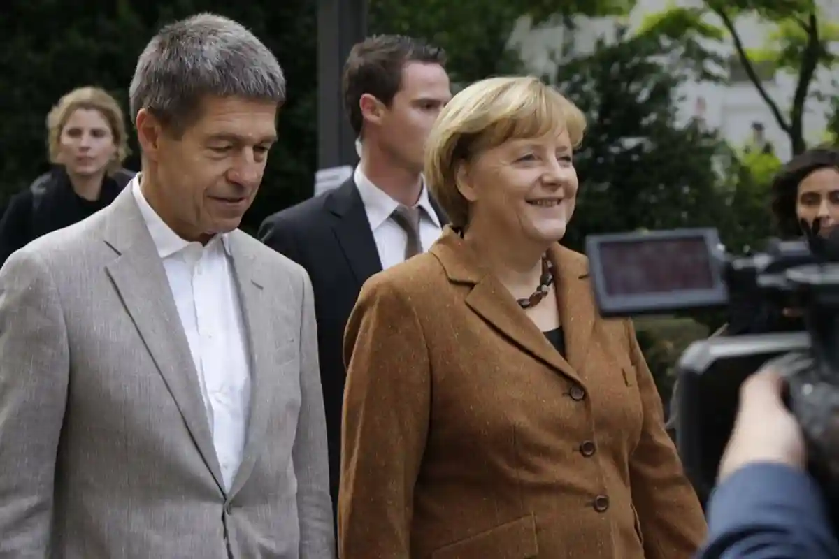 Муж Меркель, Иоахим Зауэр, рассказал, что не планировал бежать из ГДР фото 1