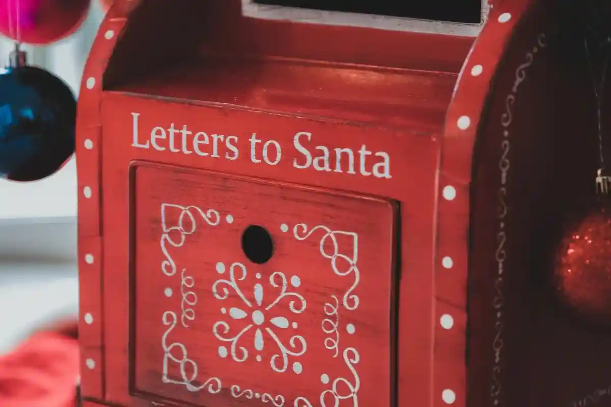Кто доставляет письма Санта-Клаусу. Фото: E M / pexels.com