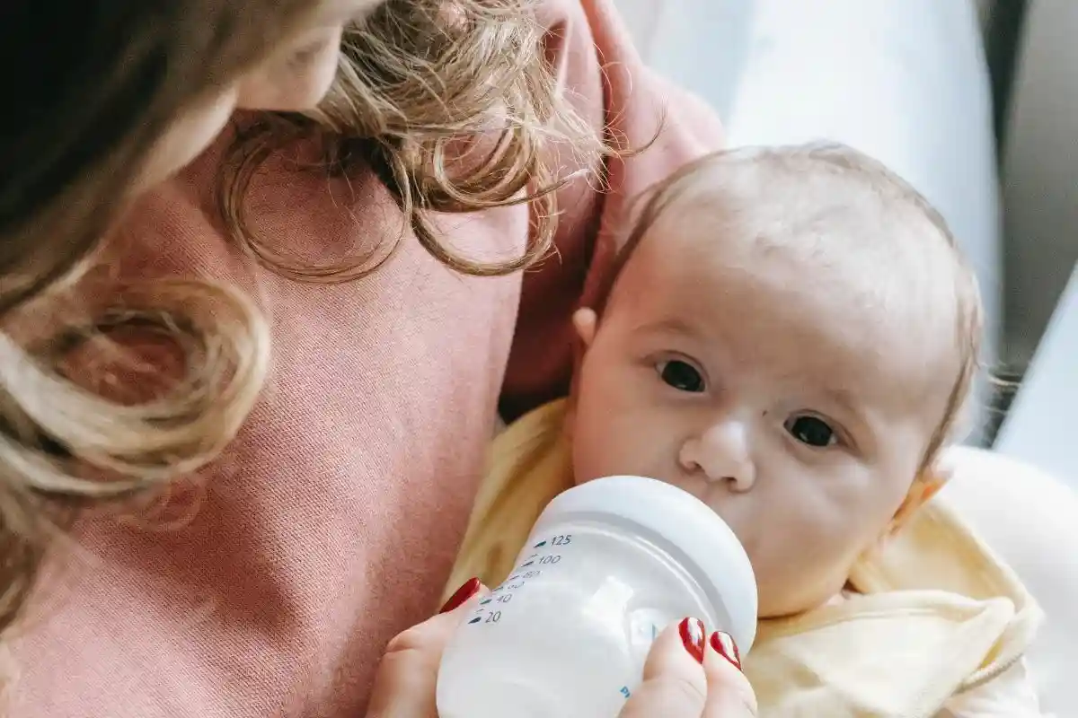 Гораздо легче развести молочные смеси и дать малышу бутылочку. Фото: Sarah Chai / pexels.com