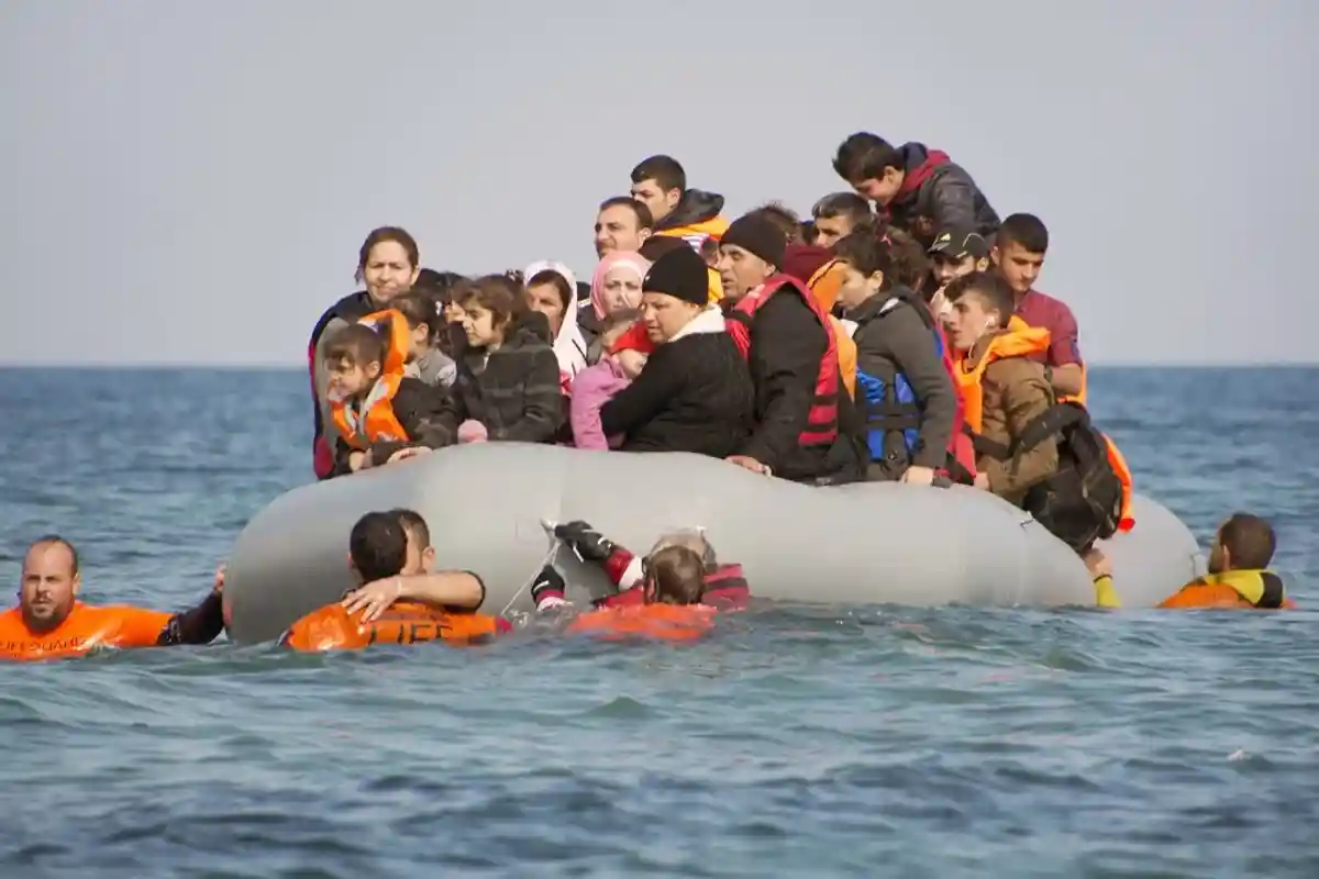В Средиземном море за один день погибло еще 90 мигрантов фото 1