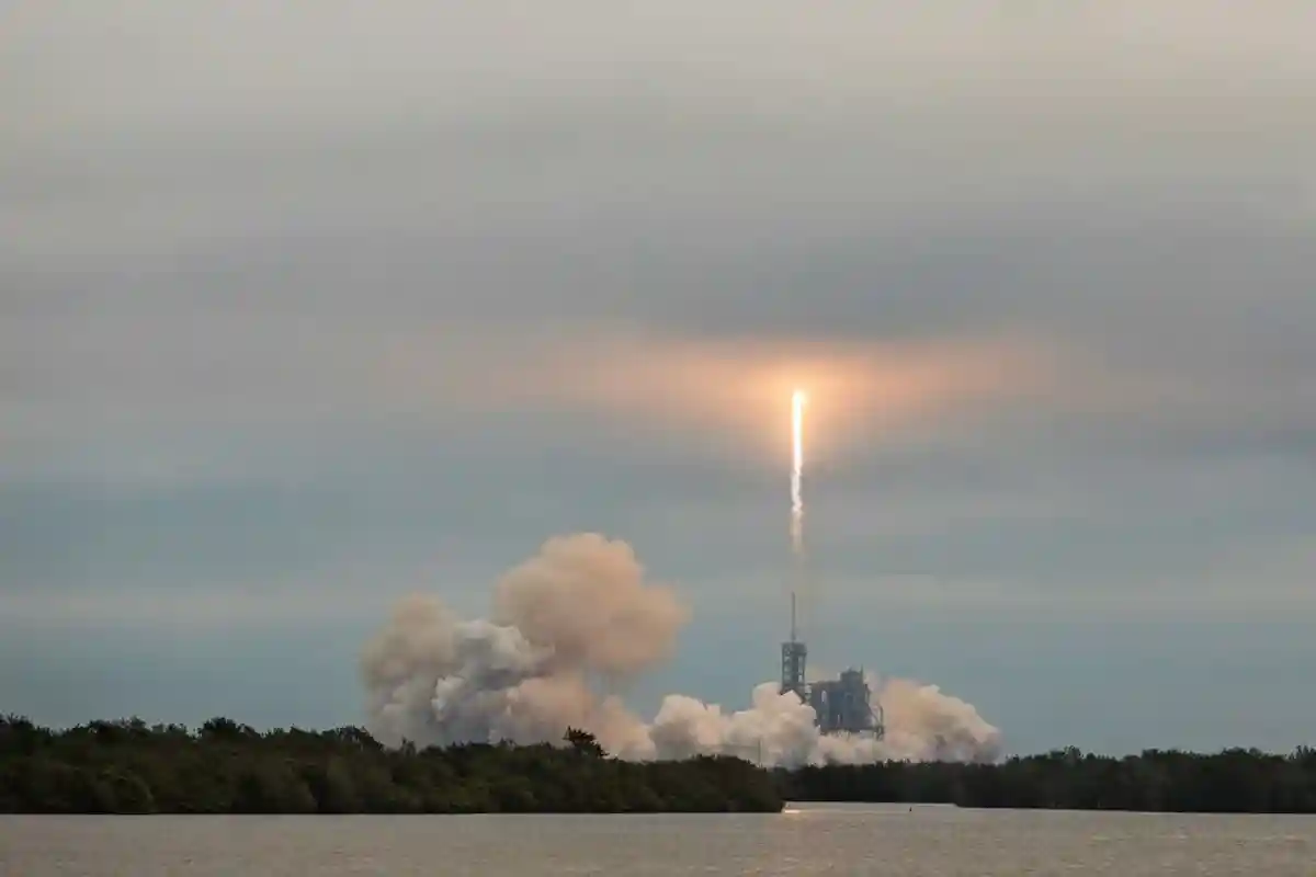 SpaceX запустила в космос спутники для раздачи «всемирного интернета» фото 1