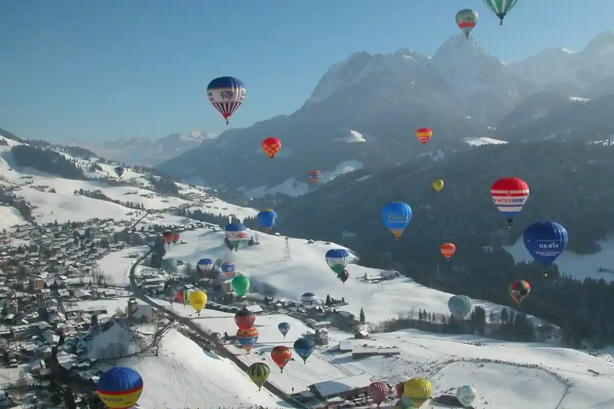 Фестиваль воздушных шаров в Альпах. Фото: travelroutesforall.ru/