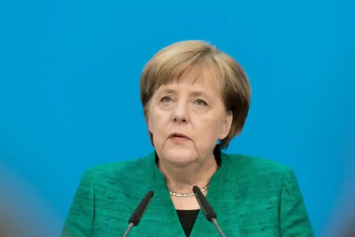 Меркель призывают