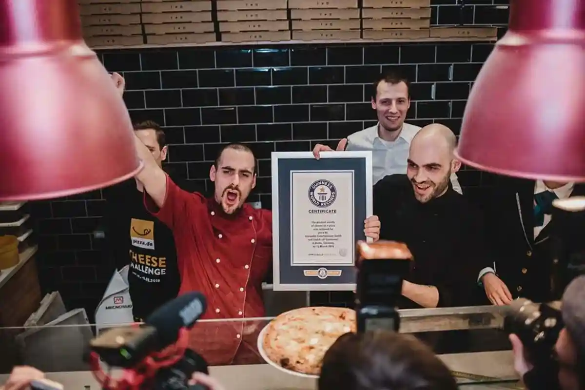 111 сыров: Берлин побил мировой рекорд по пицце фото 2