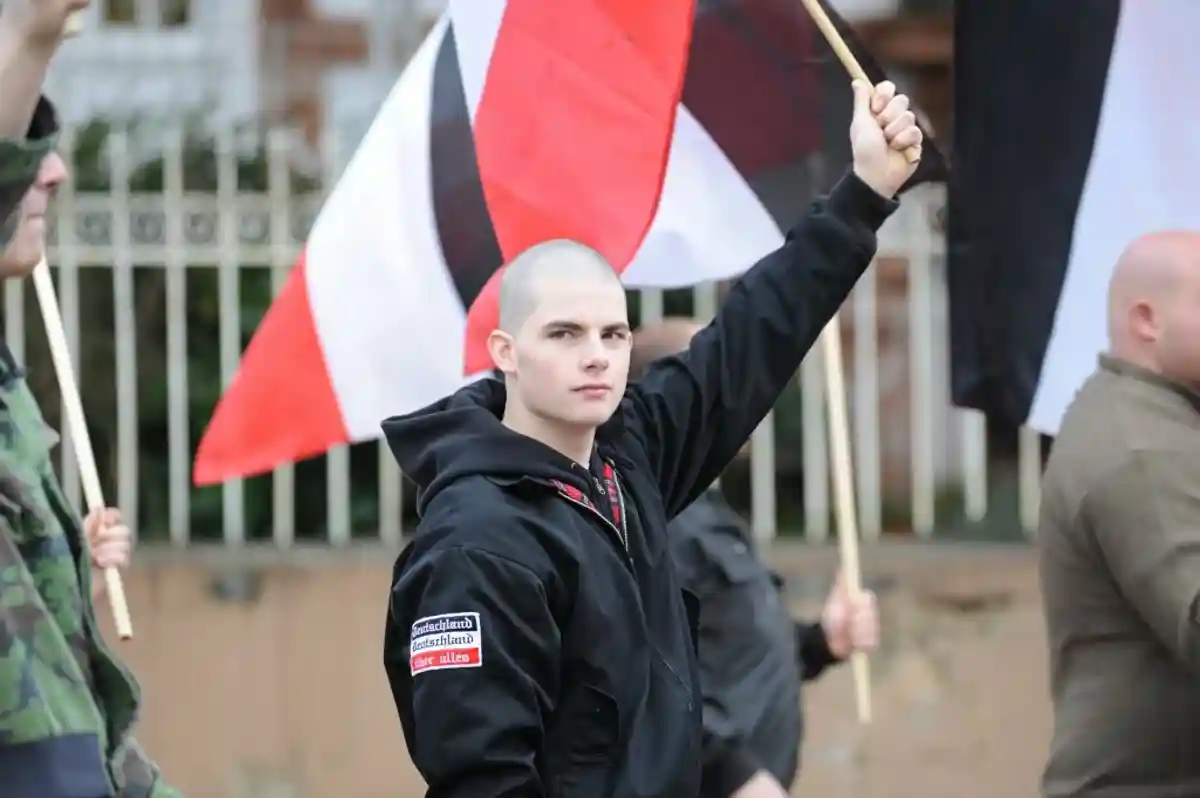 Неонацисты и «сторонники мира»