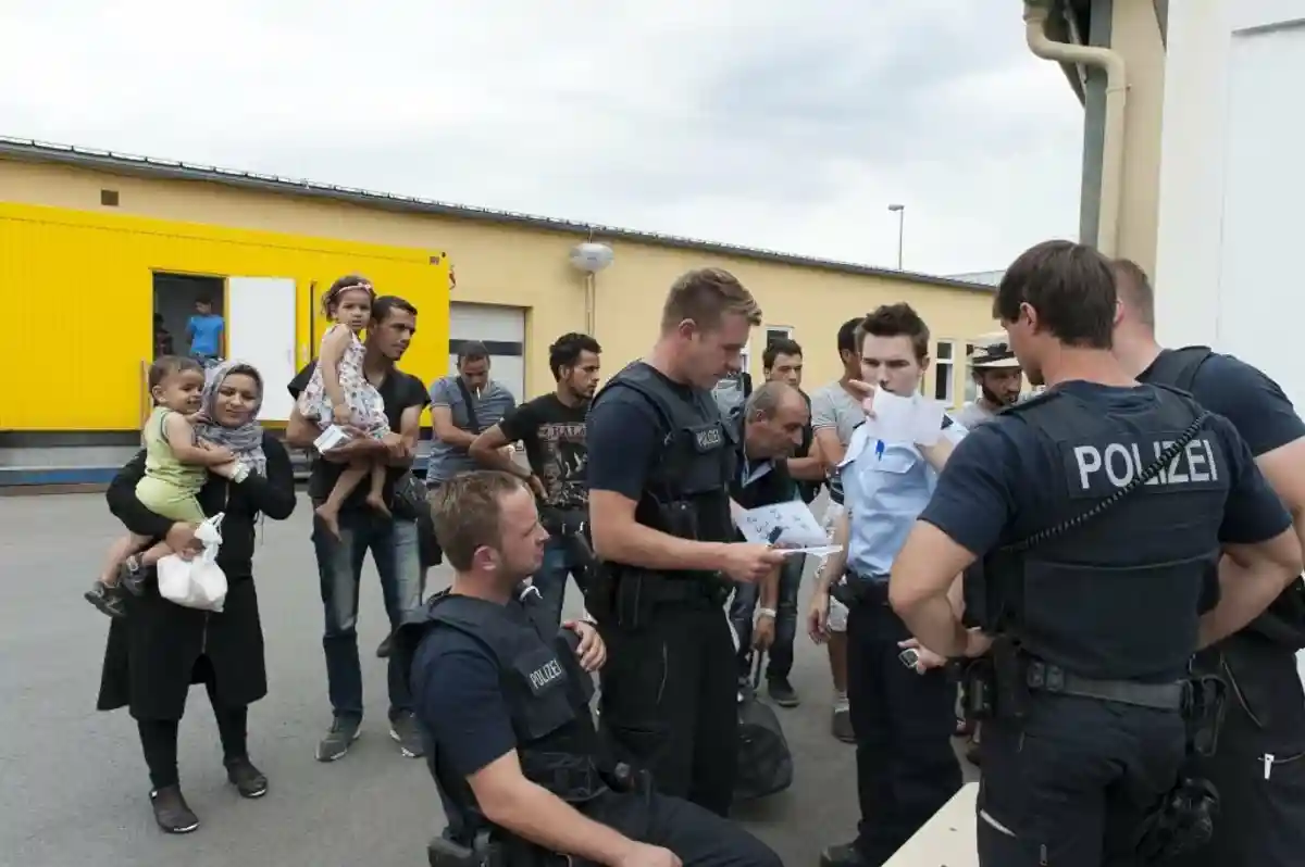 беженцы напали на полицейских