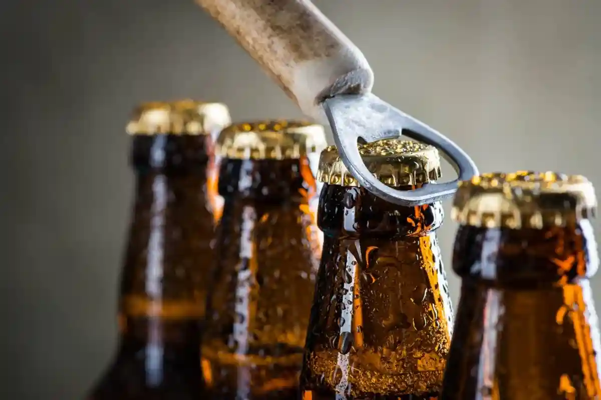 Достав пиво из холодильника, не спешите сразу пить его - это убережёт вас от ангины. Фото: shutterstock.com