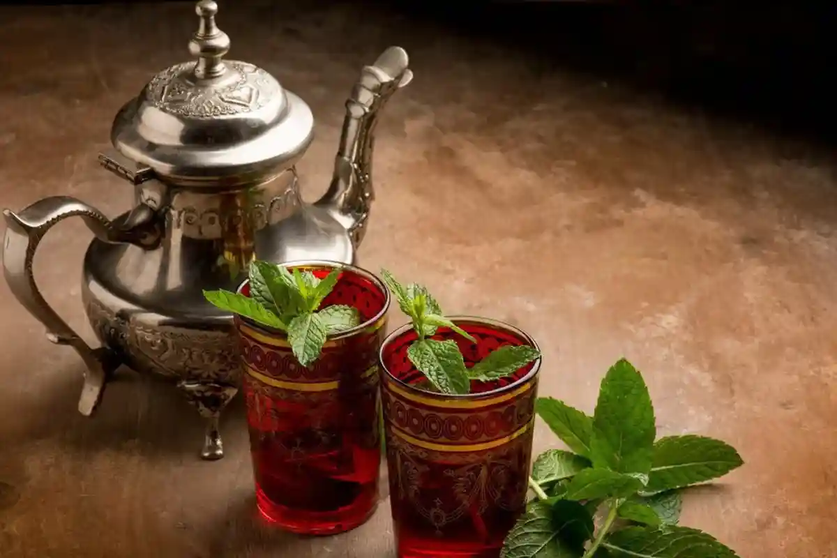 Такой чай c мятой подают посетителям марокканских кафе. И туристы. и местные солидарны: он очень освежает. Фото: shutterstock.com