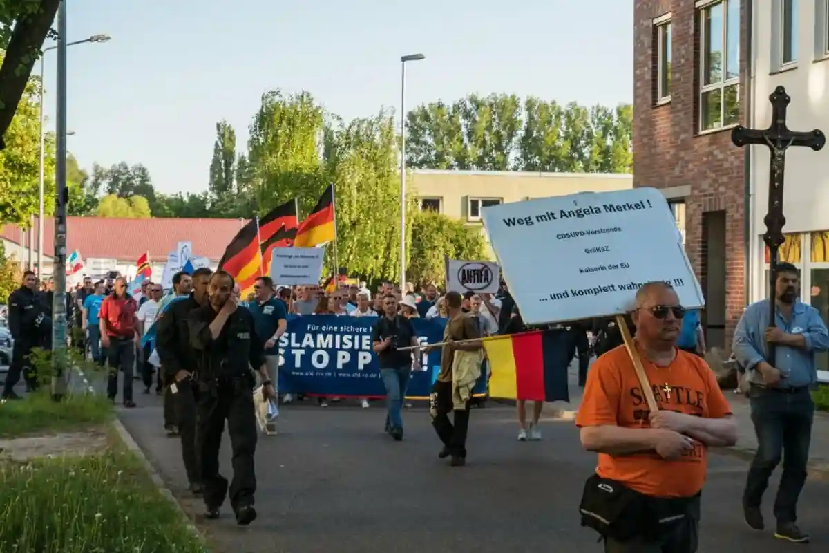 В Берлине столкнулись сторонники и противники АдГ фото 1