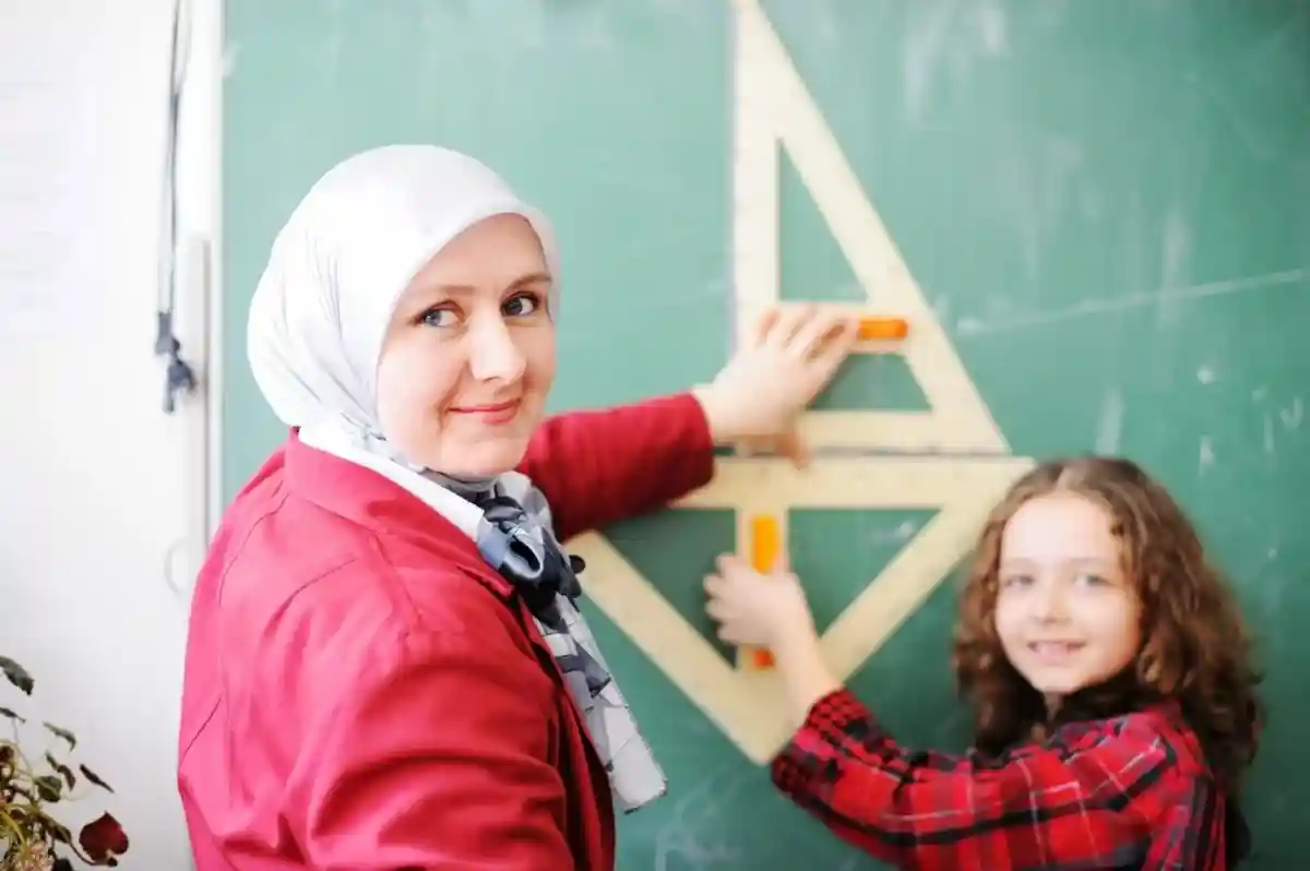 Суд запретил учительнице-мусульманке преподавать в платке фото 1