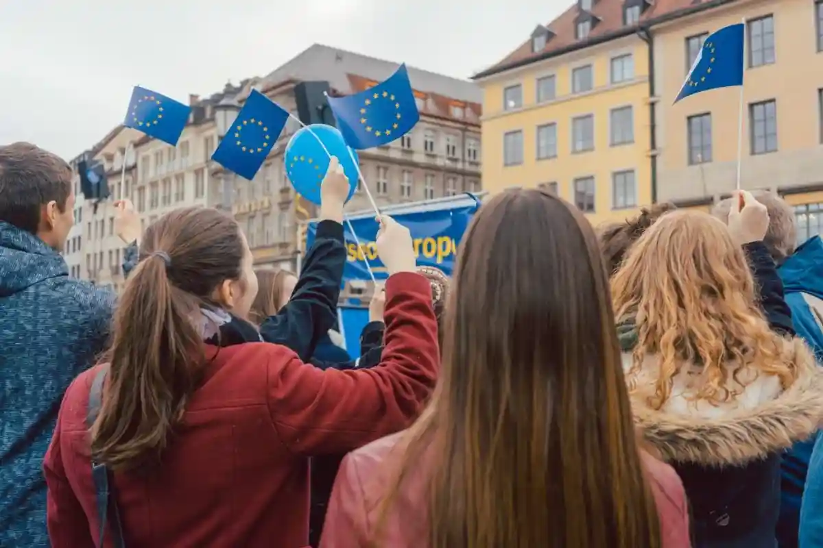 Кому доверяют и что думают о политике молодые европейцы? фото 1