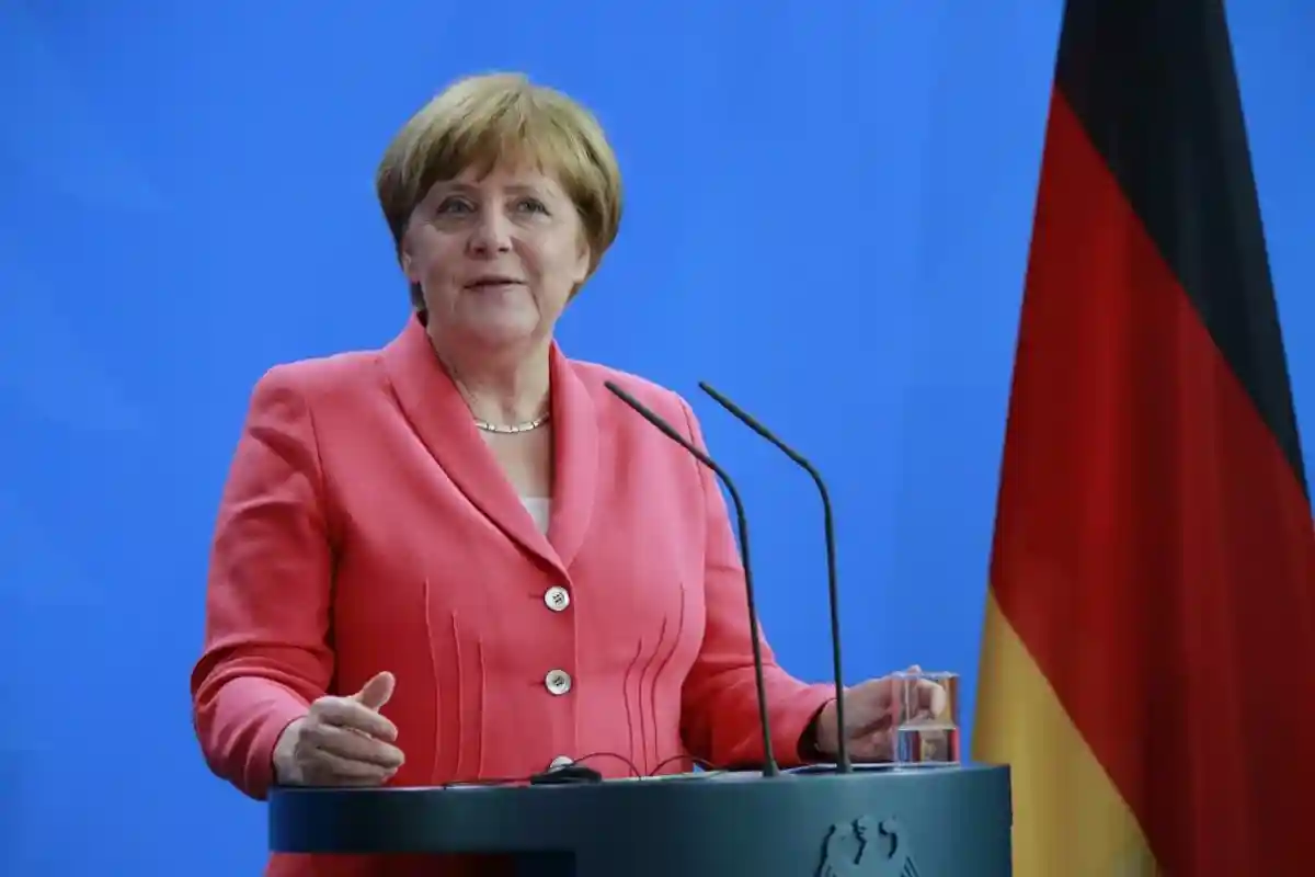 Меркель впервые отчиталась перед парламентом