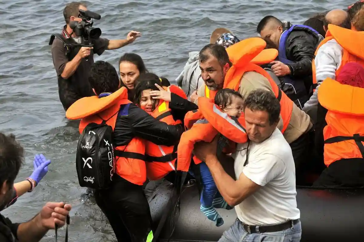 Немецким кораблям запрещают спасать беженцев фото 1