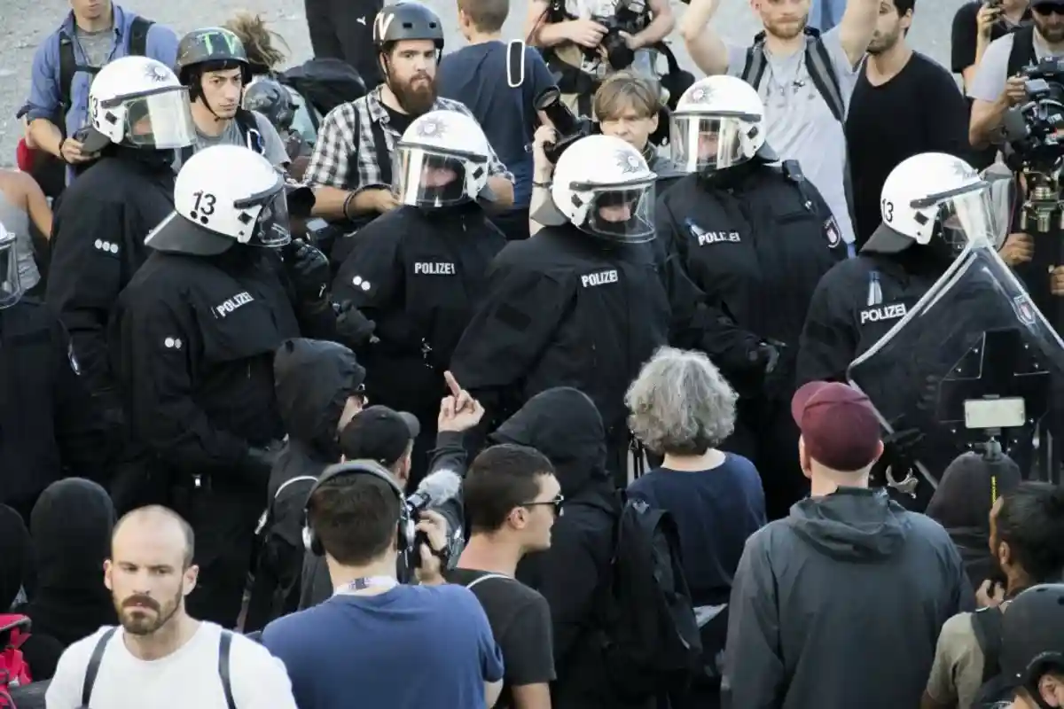Музыкальный фестиваль в Гессене закончился массовой дракой с полицией фото 1