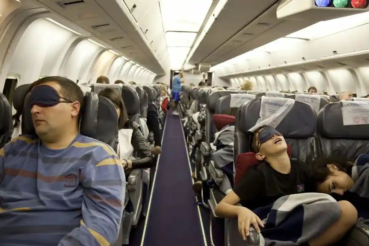 спать в самолете вредно