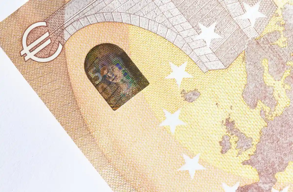 Голографическое окошко на реверсе подлинной евровой купюры. Фото: shutterstock.com