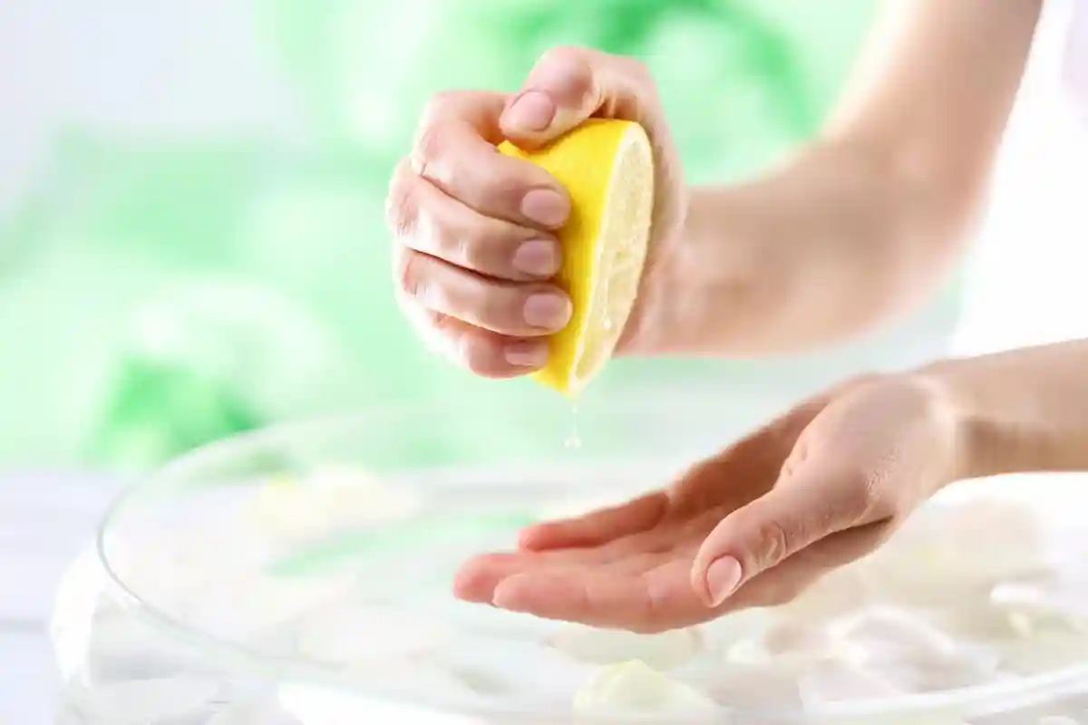 Соком лимона можно обрабатывать ногти. Фото: shutterstock.com