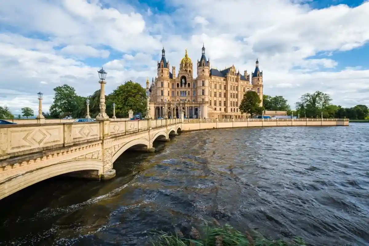Шверинский замок — архитектурная достопримечательность Германии фото 1