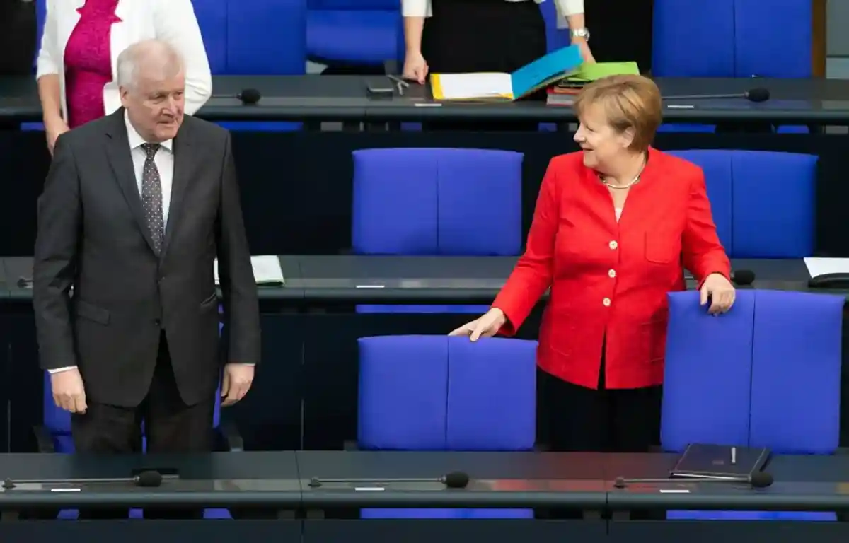 Без извинений: Зеехофер говорит, что конфликт с Меркель полностью исчерпан фото 1
