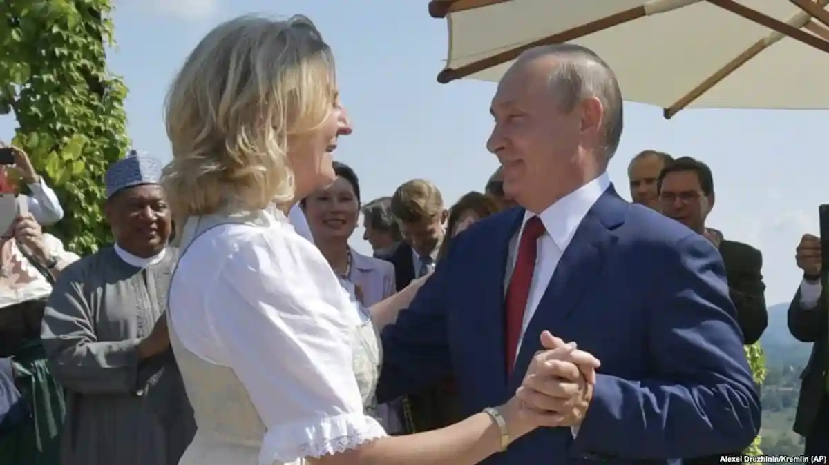 Путин танцует на свадьбе