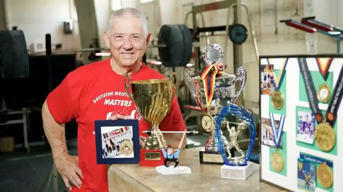 Пенсионер-рекордсмен: немец стал чемпионом по тяжелой атлетике в 82 года фото 1