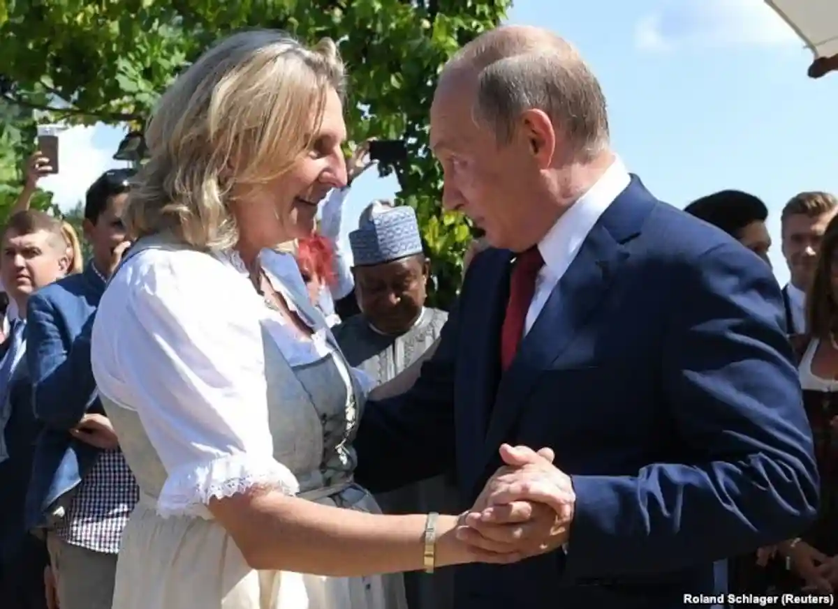 Карин Кнайсль танцует с Владимиром Путиным. Фото: Радио Свобода